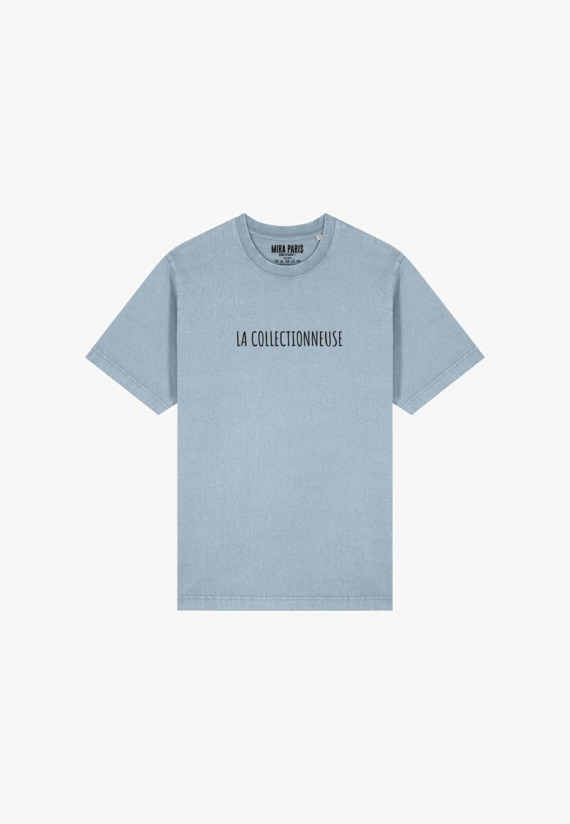 T-shirt en coton bleu clair à manches courtes, col rond, présentant le texte "LA COLLECTIONNEUSE" en noir sur la poitrine.