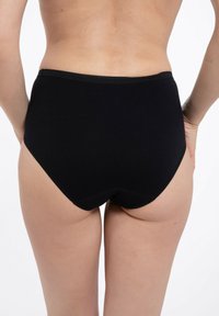 Mutande nere a vita alta in tessuto liscio, con un design semplice e bordi cuciti, che offrono una copertura completa sul retro.