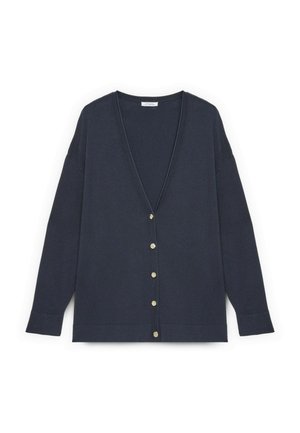 Navyblå cardigan med V-udskæring, lavet af blødt stof, har seks guldknapper foran og lange, let tilspidsede ærmer.