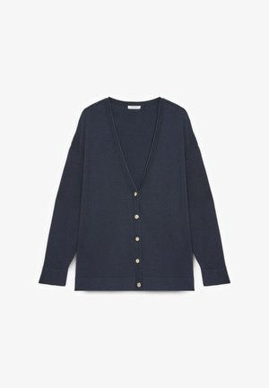 Marineblauer Cardigan, V-Ausschnitt-Design, weicher Stoff, mit sechs goldenen Knöpfen vorne und langen, sanft zulaufenden Ärmeln.