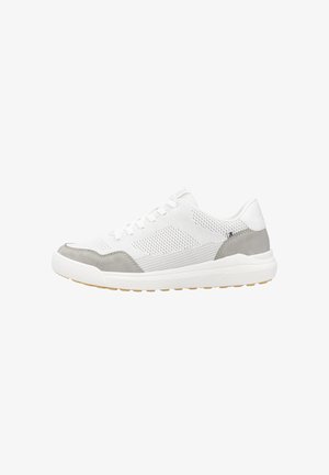Weiße Sportschuhe mit grauen Wildlederakzenten, Netzpaneelen, Schnürdesign, strukturiertem Gummisohle und gepolstertem Fersenbereich für Komfort.