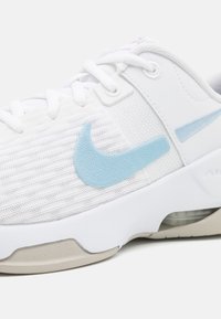 Nike Performance ZOOM BELLA 6 - Tenisice za trening - white/light armory blue/light iron ore/lilac bloom