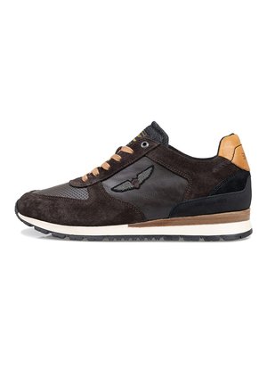 Baskets en daim et cuir brun avec des lacets beige, accents noirs et broderie du logo en aile ; elles possèdent une semelle intermédiaire blanche et une semelle extérieure texturée.
