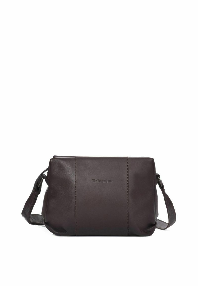 Bolso de hombro de cuero marrón con forma rectangular, base plana, correa ajustable y logo embosado sutil en la parte frontal.