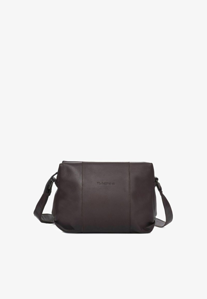 Sac à épaule en cuir marron avec une forme rectangulaire, un fond plat, une bandoulière ajustable et un logo en relief subtil à l'avant.