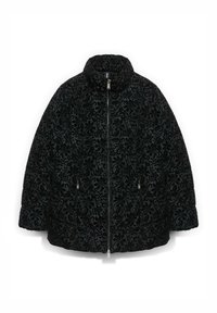 Czarna pikowana kurtka z wytłaczanym kwiatowym wzorem, wysokim kołnierzem, przednim zamkiem błyskawicznym oraz bocznymi kieszeniami z metalowymi suwakami.