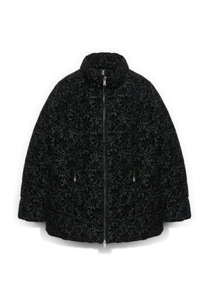 Giacca nera trapuntata con motivo floreale in rilievo, collo alto, cerniera frontale e tasche laterali con zip metalliche.