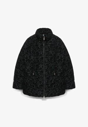 Giacca nera trapuntata con motivo floreale in rilievo, collo alto, cerniera frontale e tasche laterali con zip metalliche.
