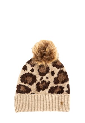 Bonnet en tricot beige avec des taches de léopard marron, doté d'un pompon laineux sur le dessus et d'un revers côtelé. Accent logo doré sur le côté.
