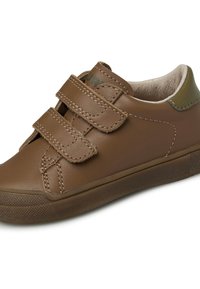 Zapatilla de cuero marrón con dos correas de Velcro y una suela de goma texturizada. Interior forrado con un material suave, con un acento verde en el talón.