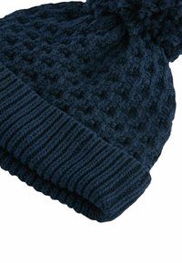 Gebreide beanie in donker marineblauw met een textuurpatroon en een ribbelmanchet. Voorzien van een zachte pompon bovenop. Zacht en chunky materiaal.