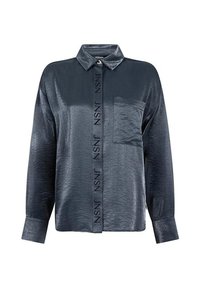 Donkerblauw satijnen shirt met een kraag, lange mouwen, een borstzak en verticale merktekens langs de knopenlijst.