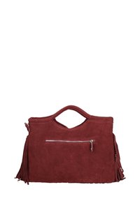 Bordeaux suède handtas met bovenste uitsnijding, voorzak met rits en kwastdetails aan de zijkanten, weergegeven tegen een witte achtergrond.