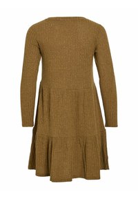 Robe marron à manches longues en tricot avec texture côtelée, taille froncée et jupe évasée, vue de dos sur un fond blanc.