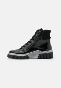 Zapatillas altas de charol negro con suela de goma gris, acentos plateados, cordones en la parte frontal y detalle de cremallera lateral.