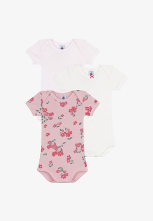 Três bodies de bebé de manga curta: um branco com um laço vermelho, um rosa com padrão floral e um rosa claro liso. Material de algodão, textura suave.