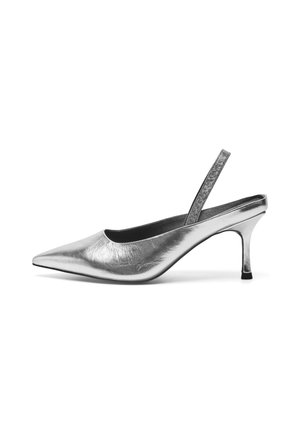 Srebrna metalik slingback visoka peta s izoštrenim vrhom, glatkom površinom i tankom petom. Ima teksturiran remen oko gležnja.