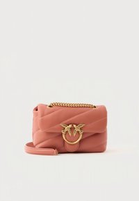 Mala de tiracolo em couro rosa matelassê com alça de corrente dourada e detalhe de hardware com motivo de pássaro, apresentando uma textura suave e design compacto.