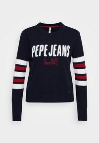 Pull bleu marine à col rond, avec des lettres blanches en bloc "PEPE JEANS" et des accents rouges. Manches rayées en blanc et rouge.