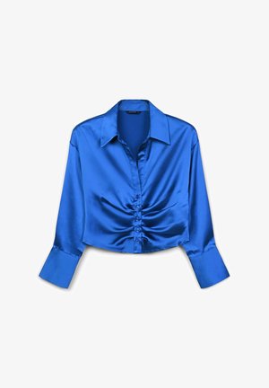 Blusa corta a maniche lunghe in satin blu con ampi polsini, dettagli arricciati sul davanti, chiusura con bottoni e colletto a punta.