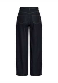 Mørk denim vidbukser med høy midje, to baklommer og kontrastsøm. Teksturen er glatt med synlige sømdetaljer.