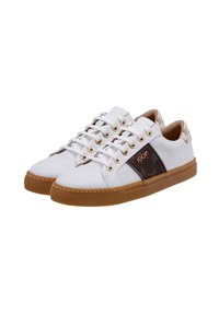 Białe skórzane sneakersy z brązowymi wzorzystymi akcentami, złotymi oczkami na sznurówki i gumową podeszwą. Posiadają okrągły czubek i sznurowany design.