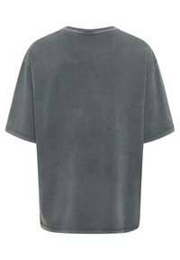 Tricou supradimensionat de culoare gri-verzui, cu mâneci scurte, guler rotund și textură estompată. Fără branding sau model vizibile.