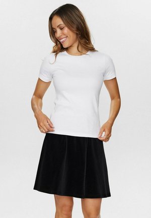 White short-sleeve T-shirt paired with a black corduroy skirt, featuring a flared design and textured fabric. Smooth and soft appearance.