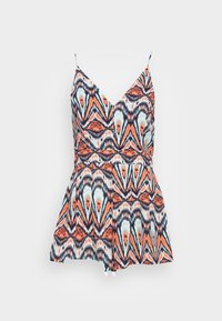 Haut à volants multicolore avec un décolleté en V. Il présente un motif géométrique en orange, bleu et marine. Bretelles spaghetti réglables.
