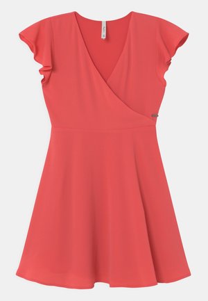 Robe rose corail à manches courtes avec col en V style portefeuille et jupe évasée, avec des détails de manches volantées et une petite étiquette métallique à la taille.