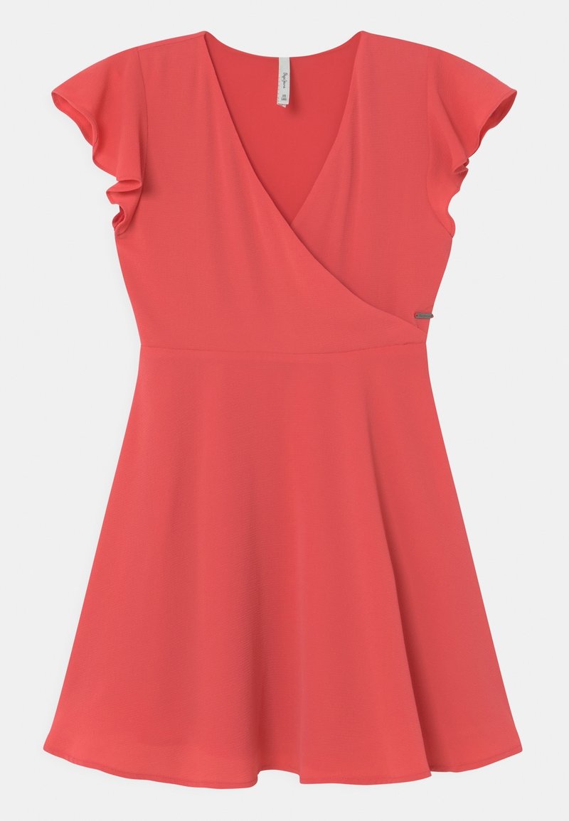 Robe rose corail à manches courtes avec col en V style portefeuille et jupe évasée, avec des détails de manches volantées et une petite étiquette métallique à la taille.