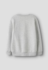 Sweatshirt gris clair avec une texture lisse, un col et des poignets côtelés. Présente un design simple sans logos ni motifs visibles.