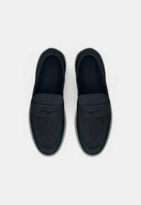 Scarpe slip-on blu scuro con tomaia in suede, colletto imbottito e suola grigia a contrasto. Presentano dettagli cuciti e logo sulla soletta.