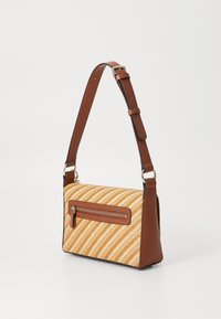 Petite sacoche rectangulaire à bandoulière avec motif diagonal tressé en ton marron clair et beige, côtés en cuir marron, bandoulière ajustable et poche zippée sur le devant.