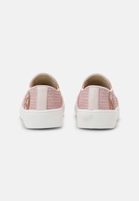 Rosa slip-on skor med en strukturerad stickad ovandel och släta läderdetaljer. Vita gummisulor. Anmärkningsvärd logotypdetalj på hälen.