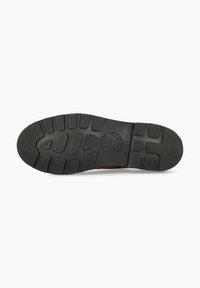 Semelle de chaussure en caoutchouc noir avec des motifs de relief et un détail de logo ; conçue pour l'adhérence et la durabilité avec une structure solide.