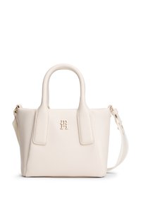 Δομημένη τσάντα χειρός από απαλό λευκό δέρμα με δύο χερούλια στην κορυφή, αφαιρούμενο λουρί και χρυσά μεταλλικά στοιχεία με διακοσμητικό λογότυπο στην εμπρόσθια πλευρά.