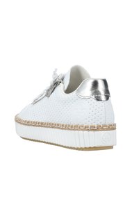 Witte sneaker met geperforeerde bovenkant, metallic zilveren hielaccent, geweven jute-afwerking en gestructureerde zool. Heeft een vetersluiting.
