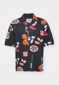 Camisa de manga corta negra con vibrantes ilustraciones de frutas y alimentos en rojo, naranja y verde, con un diseño relajado y cierre de botones en la parte delantera.