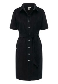 Musta, lyhythihainen mekko pehmeästä kankaasta, jossa napillinen etuosio, kaulus, vyötäröllä solmittava vyö ja lisätoiminnallisuutta tuovat sivutaskut.