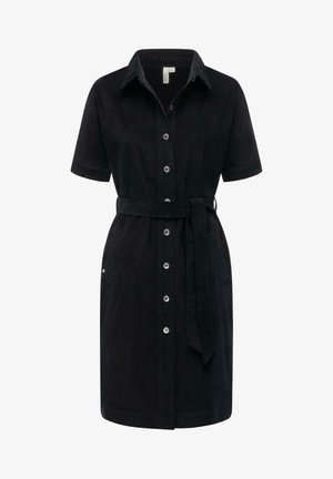 Vestito nero a maniche corte realizzato in tessuto morbido, con chiusura frontale con bottoni, colletto, vita con cintura e tasche laterali per una maggiore funzionalità.