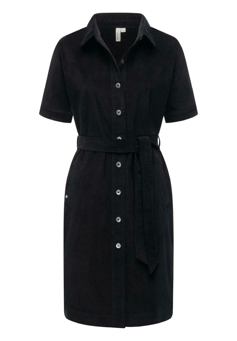 Musta, lyhythihainen mekko pehmeästä kankaasta, jossa napillinen etuosio, kaulus, vyötäröllä solmittava vyö ja lisätoiminnallisuutta tuovat sivutaskut.