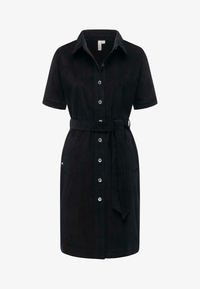 Musta, lyhythihainen mekko pehmeästä kankaasta, jossa napillinen etuosio, kaulus, vyötäröllä solmittava vyö ja lisätoiminnallisuutta tuovat sivutaskut.