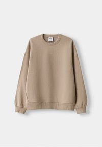 Sudadera beige de tejido suave, con cuello redondo, mangas largas, puños acanalados y un corte relajado. Textura lisa.