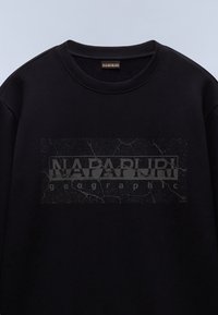 Sudadera negra con cuello redondo acanalado y logo desvaído de "NAPAPIJRI geographic" en el pecho con un efecto de textura agrietada.