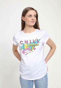 Biała bawełniana koszulka z kolorową grafiką z napisem "CHILL VIBES", przedstawiająca postać z różowymi włosami i geometrycznymi akcentami.
