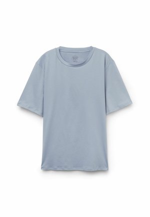 Hellblaues Baumwoll-T-Shirt mit kurzen Ärmeln und rundem Halsausschnitt, flach auf einem weißen Hintergrund liegend.