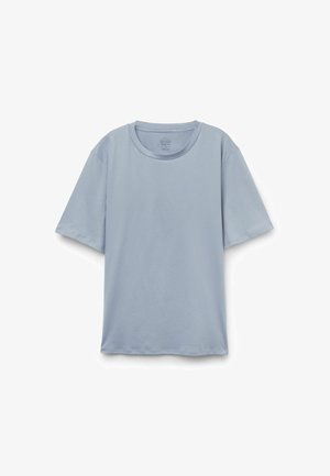 Hellblaues Baumwoll-T-Shirt mit kurzen Ärmeln und rundem Halsausschnitt, flach auf einem weißen Hintergrund liegend.