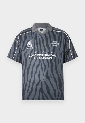 Tricou sport cu mâneci scurte, gri, cu dungi negre în stil tigru. Are un guler ascuțit, accente albe și text imprimat în culori contrastante.