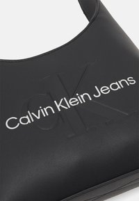 Calvin Klein Jeans SCULPTED ARCH SHOULDERBAG22 MONO - Borsa a mano - black/metallic logo